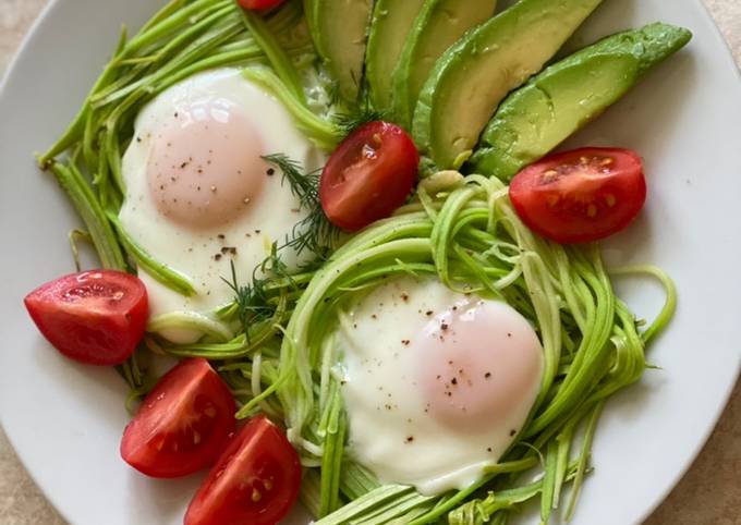 Просто натрите кабачок и добавьте 2 яйца. Вкусный и лёгкий: летний рецепт на каждый день