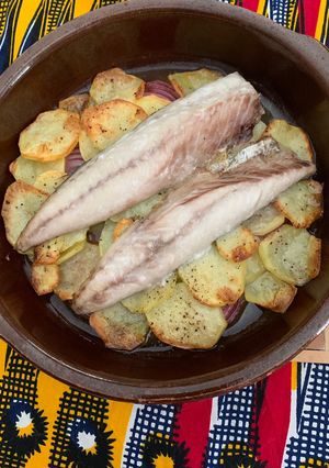 Una foto de Caballa al horno en fuente de barro