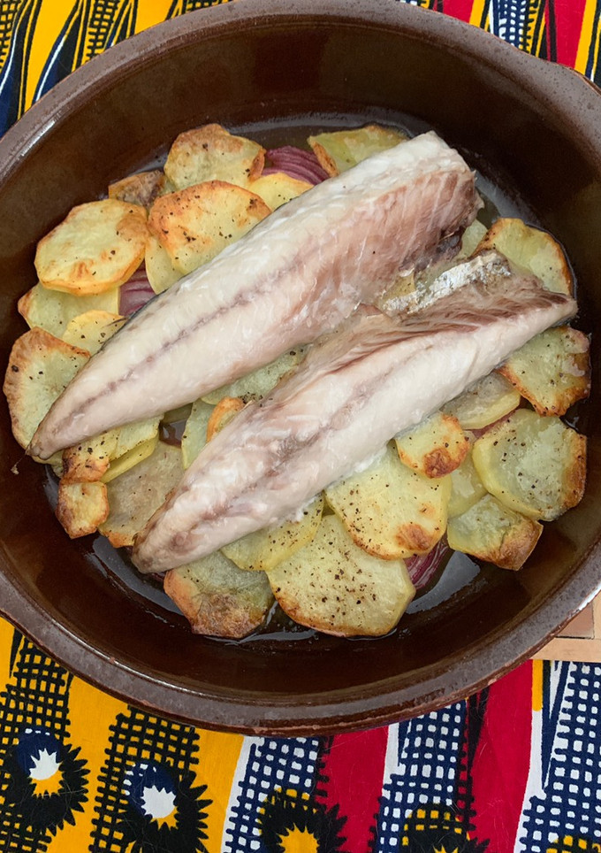 Una foto de Caballa al horno en fuente de barro