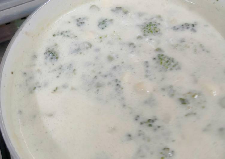 شوربة البروكلي مع الهليون