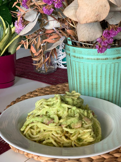 Una foto de Spaghettis con carbonara de aguacate y calabacín APTA BLW (sin queso)