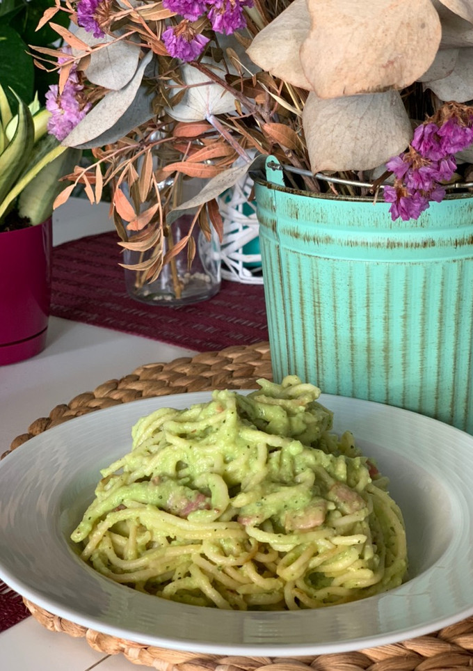 Una foto de Spaghettis con carbonara de aguacate y calabacín APTA BLW (sin queso)