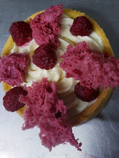 Una foto de Tarta de queso y esponja de remolacha