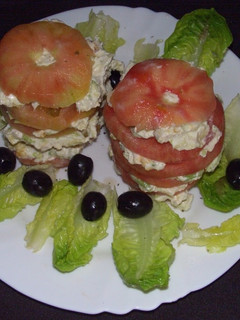 Una foto de Montaditos de tomate