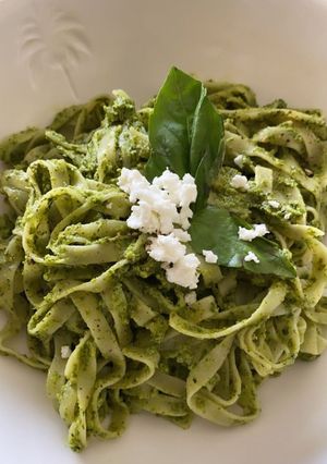 A picture of Creamy avocado and spinach pasta.