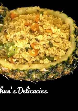 A picture of Pine Apple-flavored fried rice.