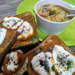 A picture of Quick Red sauce bread with cream cheese (side).