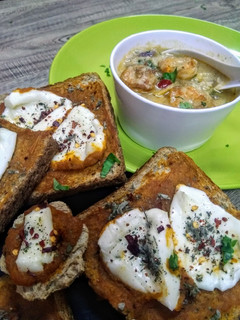 A picture of Quick Red sauce bread with cream cheese (side).