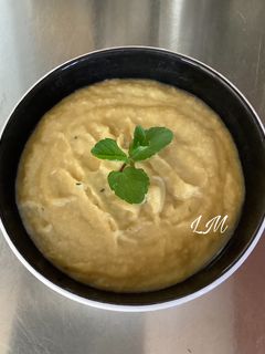 Una foto de Crema fría de puerros, manzana y limón