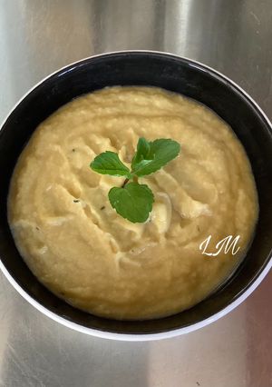 Una foto de Crema fría de puerros, manzana y limón