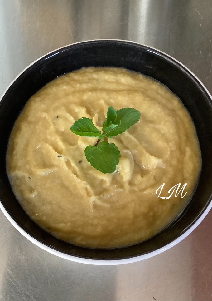 Una foto de Crema fría de puerros, manzana y limón