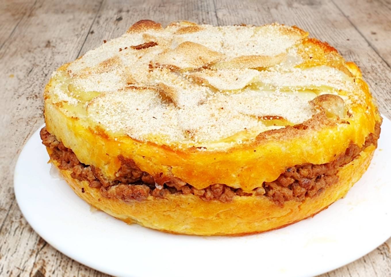 Pastel de patata y carne con mozzarella