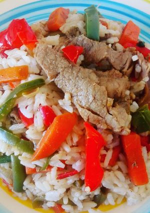 Una foto de Arroz blanco con chapsui y vacuno