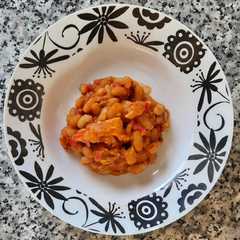 Una foto de Alubias con pollo adobado