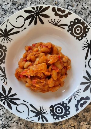 Una foto de Alubias con pollo adobado