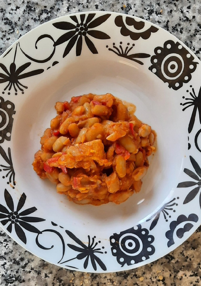Una foto de Alubias con pollo adobado