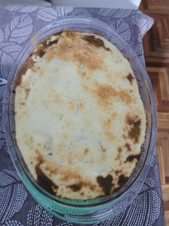 Una foto de Arroz con carne picada y salsa blanca