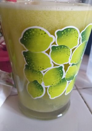 Una foto de Agua de pepino, naranja y limón