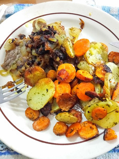 Una foto de Bife encebollado con papas y zanahoria al horno