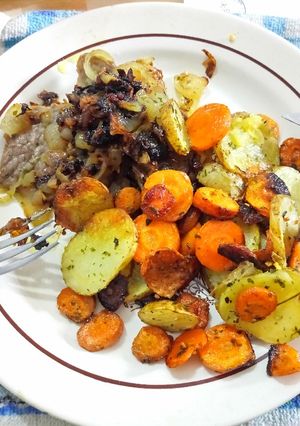 Una foto de Bife encebollado con papas y zanahoria al horno