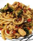 Fideos udon con verduras, setas y pollo