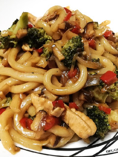 Una foto de Fideos udon con verduras, setas y pollo