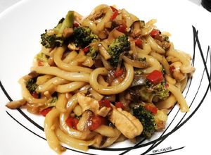 Foto principal de Fideos udon con verduras, setas y pollo