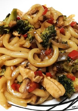 Una foto de Fideos udon con verduras, setas y pollo