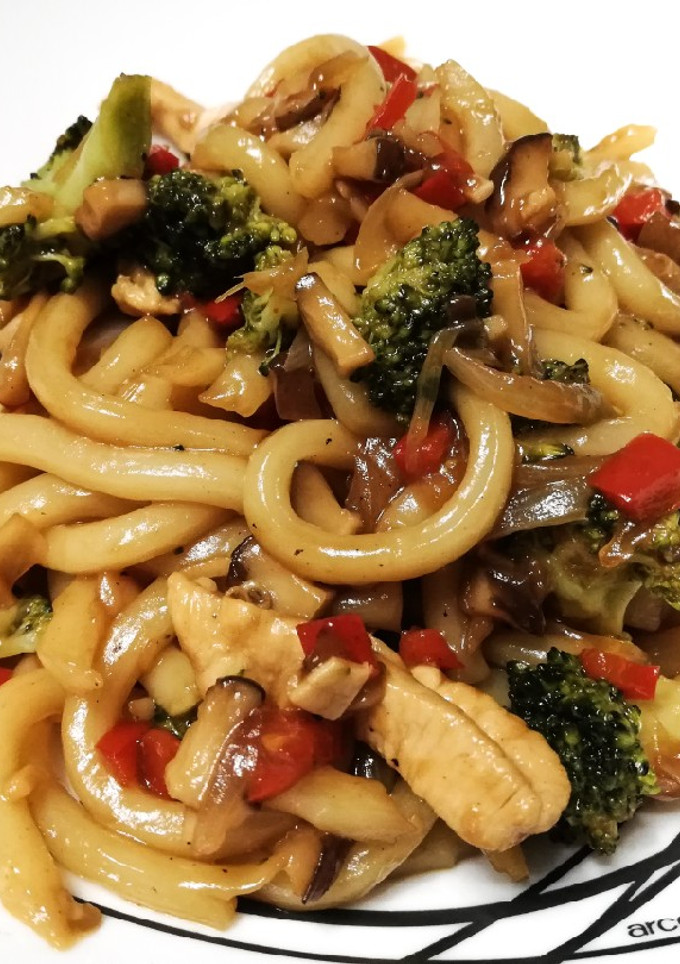 Una foto de Fideos udon con verduras, setas y pollo