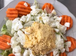 Una foto de Ensalada saludable con huevos cocido