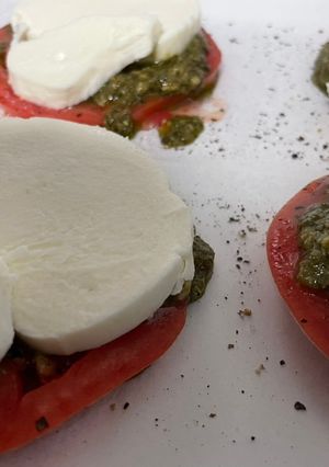 A picture of Tomato with pesto and mozzarella.