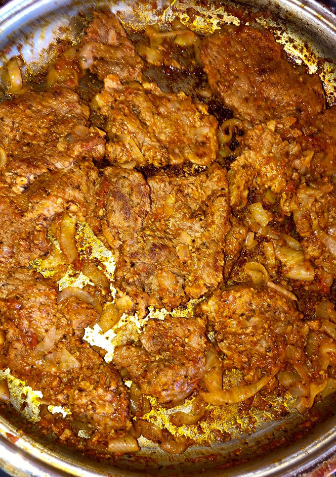 Una foto de Bistec con tomate y cebolla