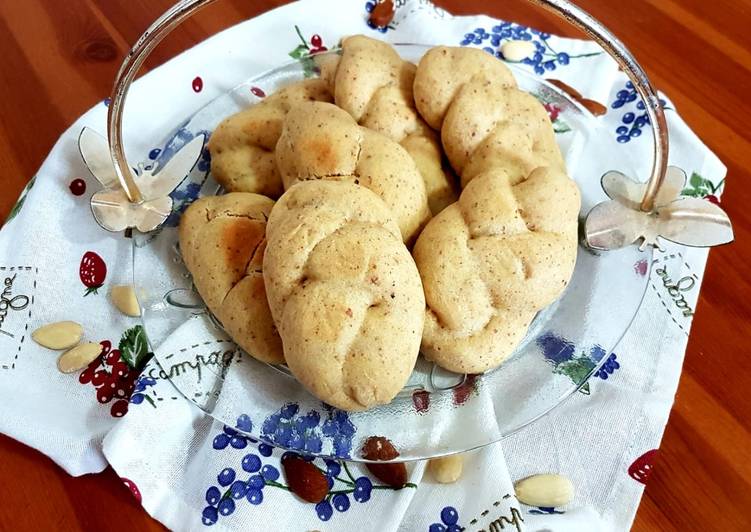 Treccine alla robiola e mandorle senza zucchero