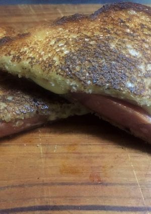 Una foto de Sándwich de mortadela frita