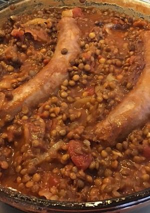 Une photo de Saucisses aux lentilles tomates et oignons