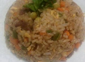 Una foto de Arroz salteado con vegetales huevo y carne facilísimo y rico