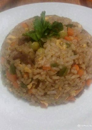 Una foto de Arroz salteado con vegetales huevo y carne facilísimo y rico