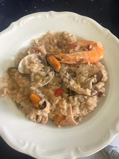Una foto de Paella de marisco