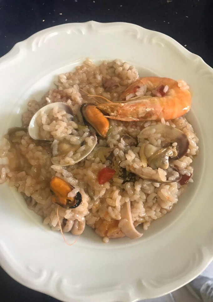 Una foto de Paella de marisco