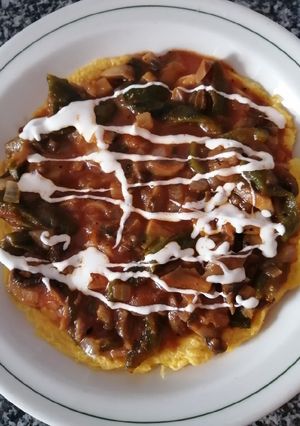 Una foto de Tortilla de huevo con champiñones y rajas