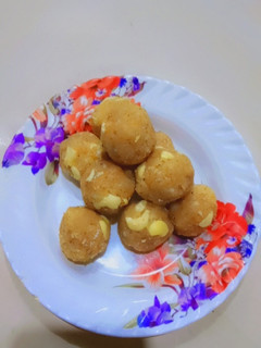 आटे के लड्डू (aate ke ladoo recipe in Hindi) रेसिपी मुख्य फोटो