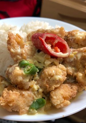 A picture of Chicken with salted egg sauce.