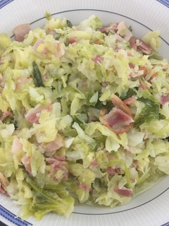 Una foto de Repollo rehogado con bacon