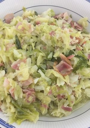 Una foto de Repollo rehogado con bacon