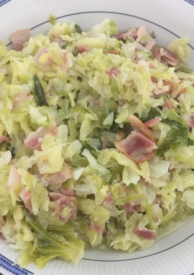 Una foto de Repollo rehogado con bacon
