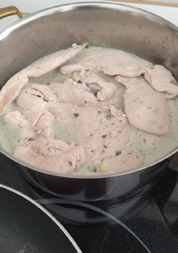 Una foto de Pechuga de pollo al roquefort