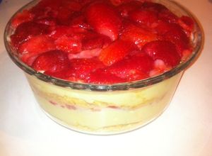 Una foto de Torre de fruta y crema