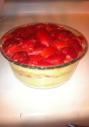 Una foto de Torre de fruta y crema