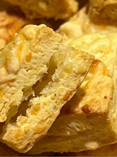 Una foto de Scones de queso con curry y otros