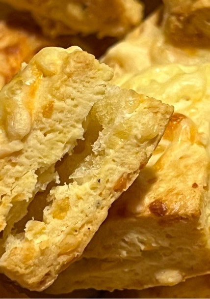 Una foto de Scones de queso con curry y otros